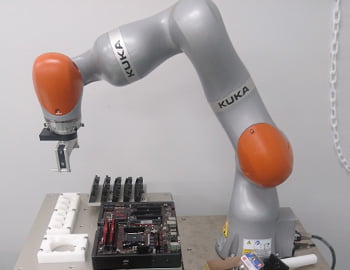 力制御ロボット（KUKA iiwa）によるメモリ交換システム